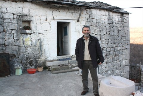 Милорад Пеjовић испред родне куће